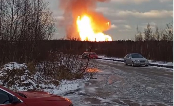 Взрыв газопровода и пожар под Санкт-Петербургом; в воздухе чувствуется запах газа