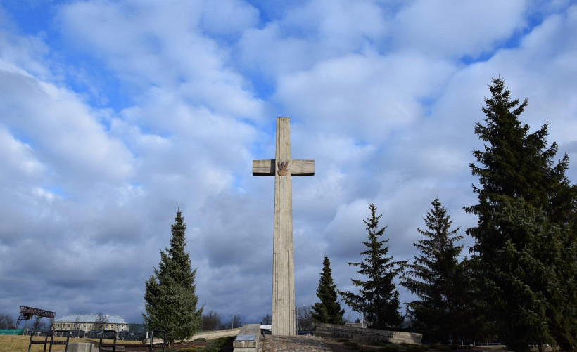 Пьяное хулиганство или месть: в Даугавпилсе осквернили памятник в честь польских и латвийских героев