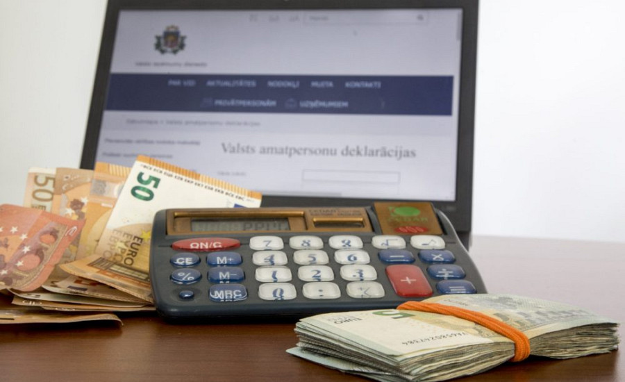 Министр Ашераденс поручил отменить авансовые платежи подоходного налога