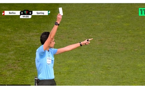 В футболе впервые в истории показали белую карточку (ВИДЕО)