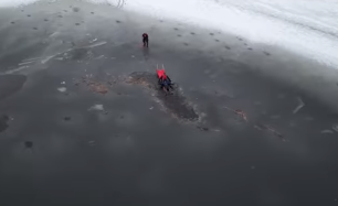 Мгновение — и человек ушел под лед (ВИДЕО)