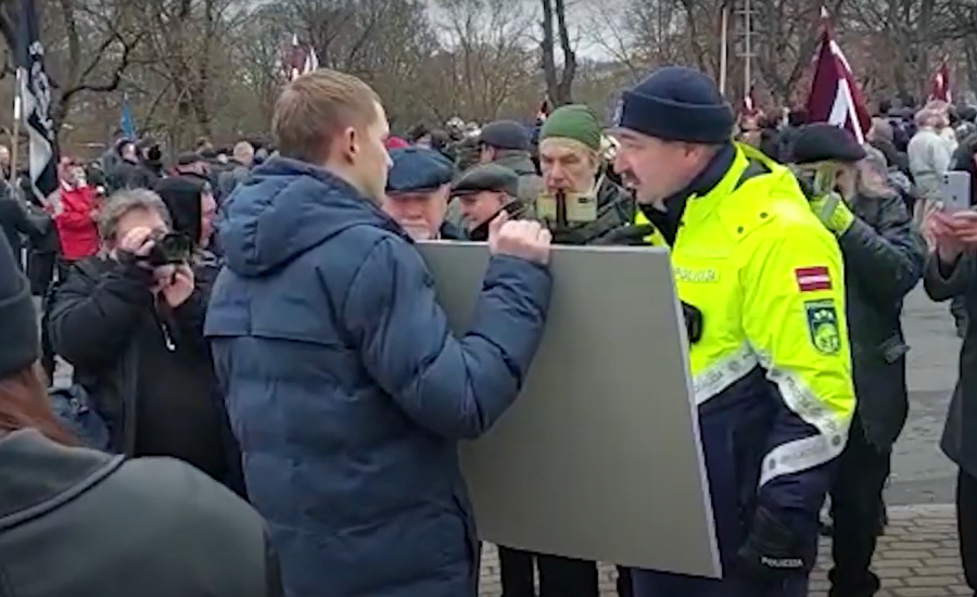 Одиночный протест: помощник Жданок вышел к памятнику Свободы с плакатом. ВИДЕО