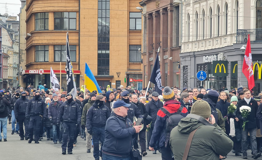 В День памяти легионеров участники марша несли флаги Латвии, Эстонии и Украины. ФОТО