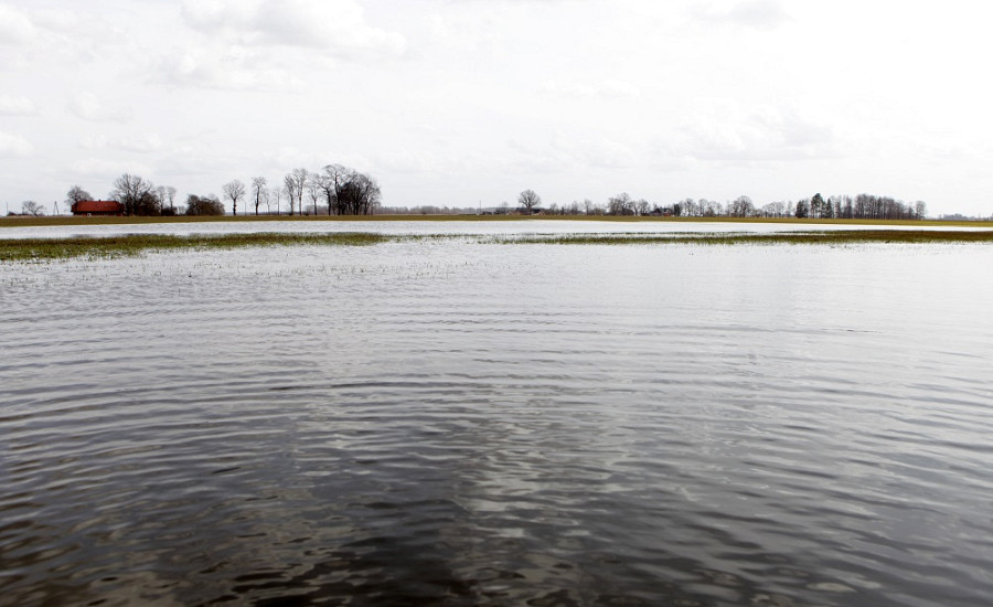 Уровень воды в большинстве рек Латвии повышается: достигнет ли он опасной отметки?