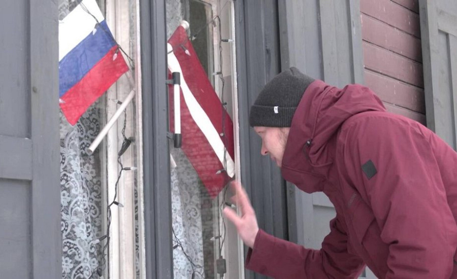 Российские флаги в рижских окнах: хозяйку квартиры забрали в полицию после звонка журналиста