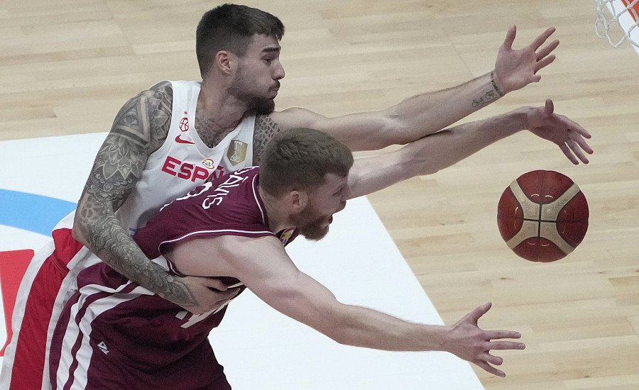 Latvijas basketbolisti uzvar Spāniju un turpina cīņu par ceturtdaļfinālu