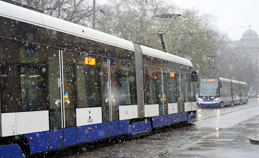 Arī otrdien Rīgā ieviestas «sniega biļetes» un bezmaksas sabiedriskais transports autovadītājiem