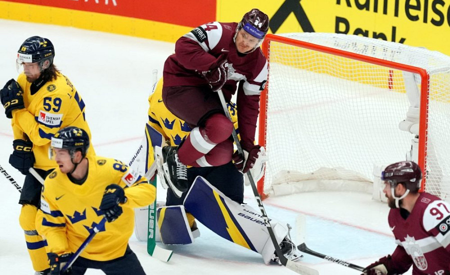 Latvijas hokejisti pārliecinoši zaudē Zviedrijai
